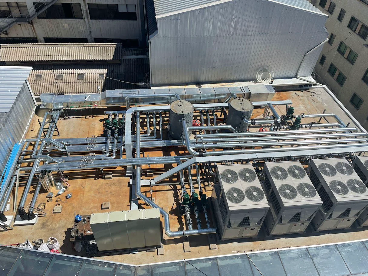 Fachada de torre corporativa moderna con sistemas de climatización